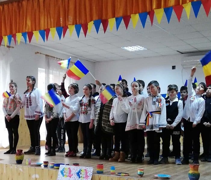 ZIUA NAŢIONALĂ sărbătorită la Şcolile Rediu, Rădăuţi-Prut şi Miorcani - FOTO
