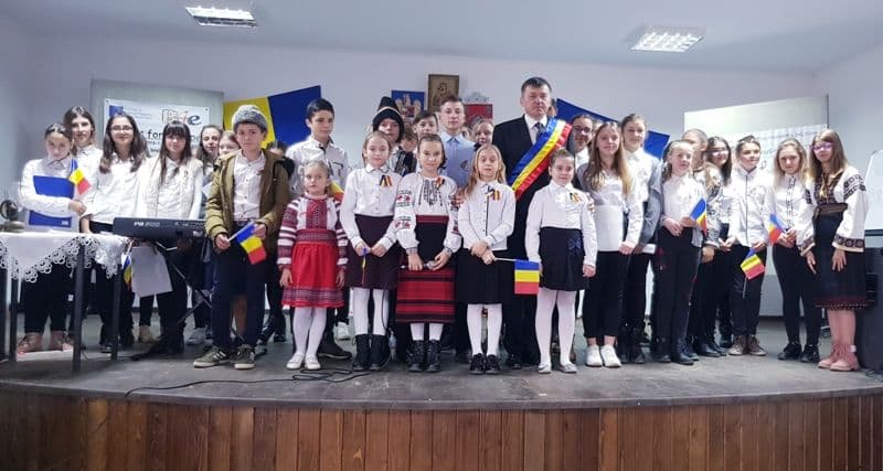 Program artistic la Școala Gimnazială „Mihail Sadoveanu” din Dumbrăvița, de Ziua Națională a României - FOTO
