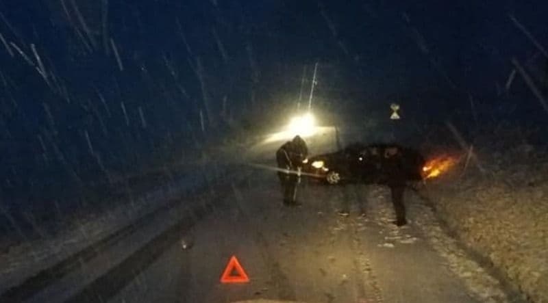 Prima zăpadă face victime. Un autoturism a derapat și a intrat într-o autoutitilitară - FOTO