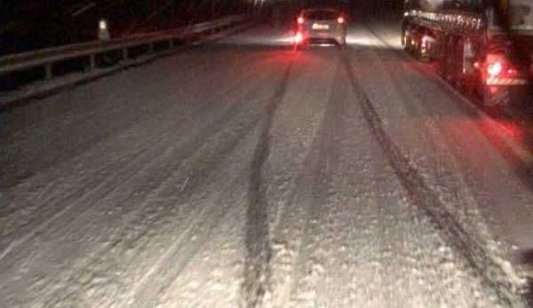 Ninsoare abundentă în județul Botoșani. Poliţiştii recomandă conducătorilor auto să circule cu prudență