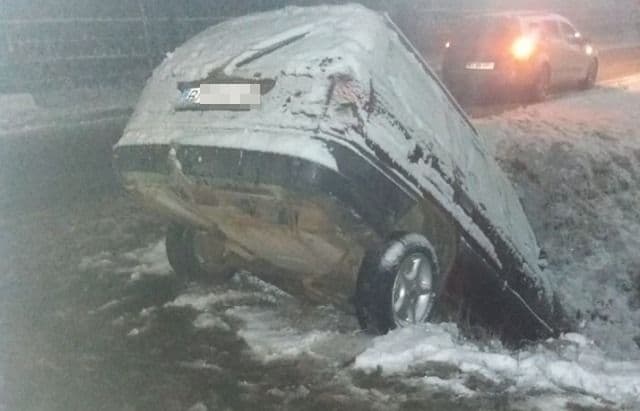 Prima ninsoare serioasă din această iarnă a creat probleme șoferilor în județul Botoșani - FOTO