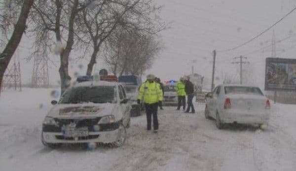 ACCIDENT! A lovit cu maşina un copac după ce a derapat din cauza zăpezii