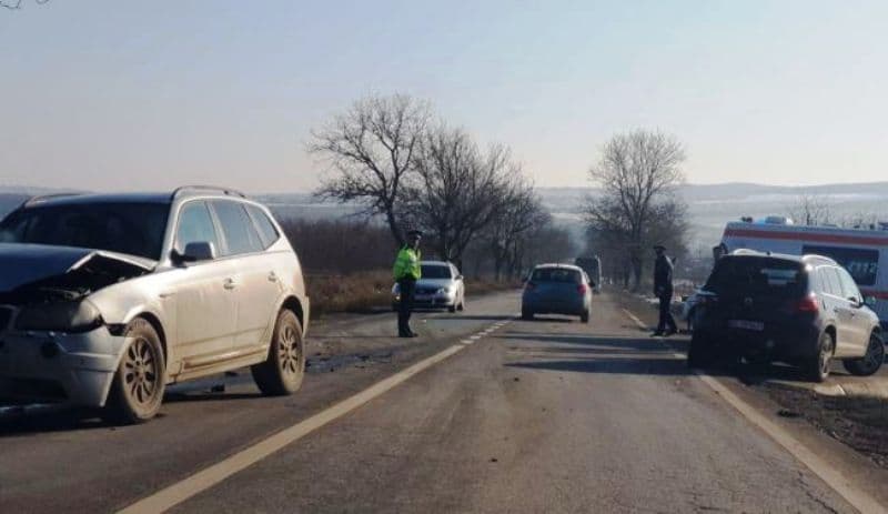 Accident pe drumul Dorohoi-Botoșani! Impact puternic între două autoturisme, o șoferiță a ajuns la spital