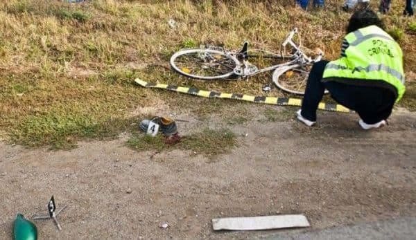 Biciclist accidentat de o autoutilitară. Victima a efectuat o manevră imprudentă