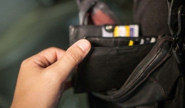 Atenție la buzunare! Recomandări ale polițiștilor pentru siguranța personală