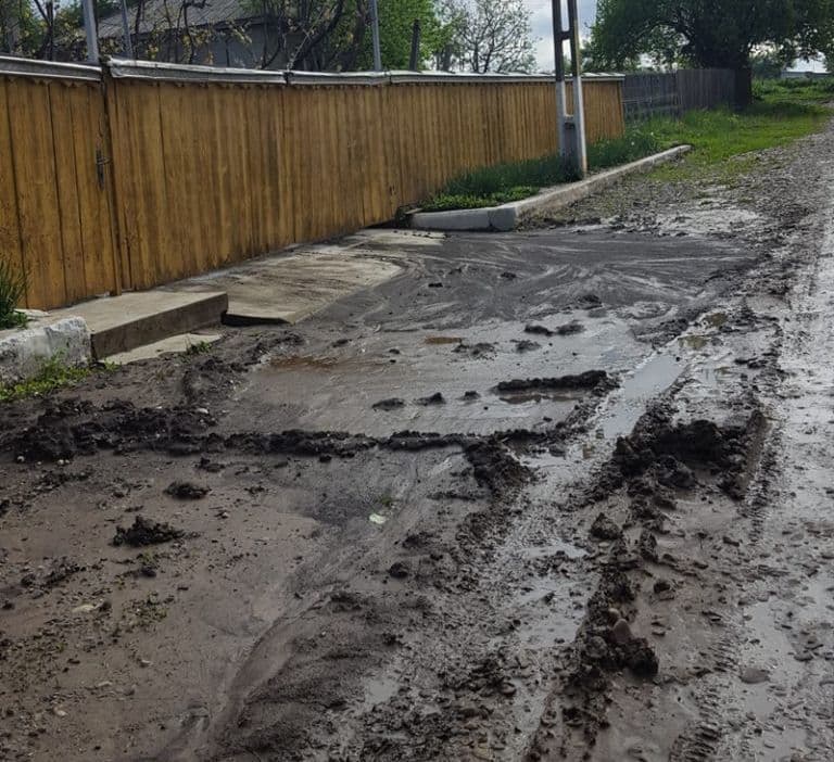 Primăria Dorohoi: Executantul lucrării de montaj a conductelor de apă și canalizare fost somat să respecte stadiul și calitatea lucrărilor de refacere