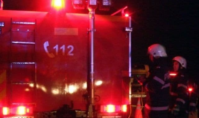 Incendiu izbucnit la o casă din orașul Bucecea! Două persoane au fost transportate la spital cu arsuri