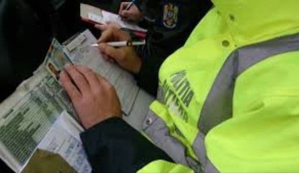 Șoferia fără carnet, la modă. Tânără de 20 de ani prinsă la volan fără permis de conducere