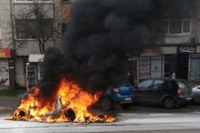Mașină făcută scrum pe o stradă din Botoșani