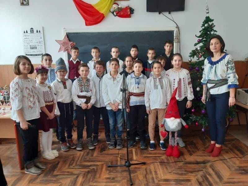 Copii de la Școala Gimnazială „Alexandru Ioan Cuza” și Grădinița „Ștefan cel Mare și Sfânt” Dorohoi, în așteptarea lui Moș Nicolae - FOTO