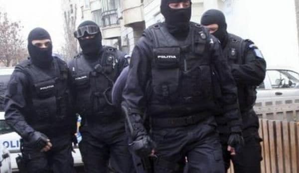 Percheziții cu mascații la locuințele unui tânăr de 18 ani, din Botoșani, cercetat pentru înșelăciune