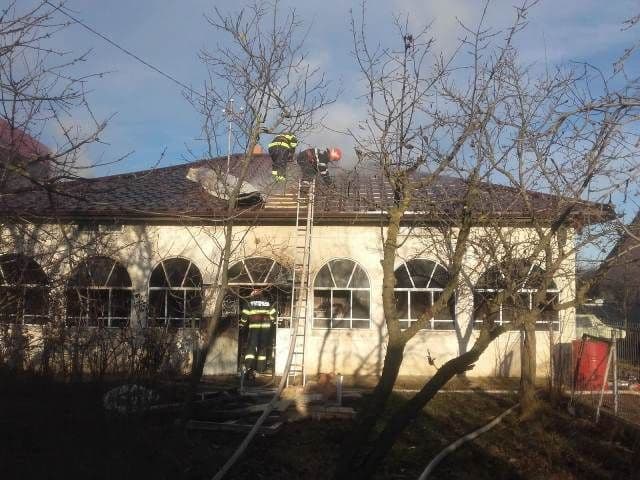 Soț și soție ajunși la spital după ce au încercat să aprindă focul în sobă folosind benzină - FOTO
