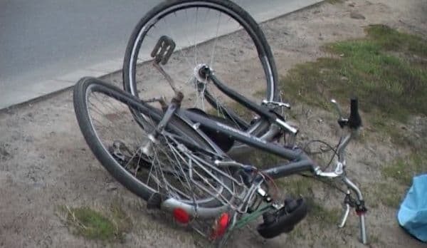 Biciclist de 81 ani, băgat în spital de o tânără șoferiță