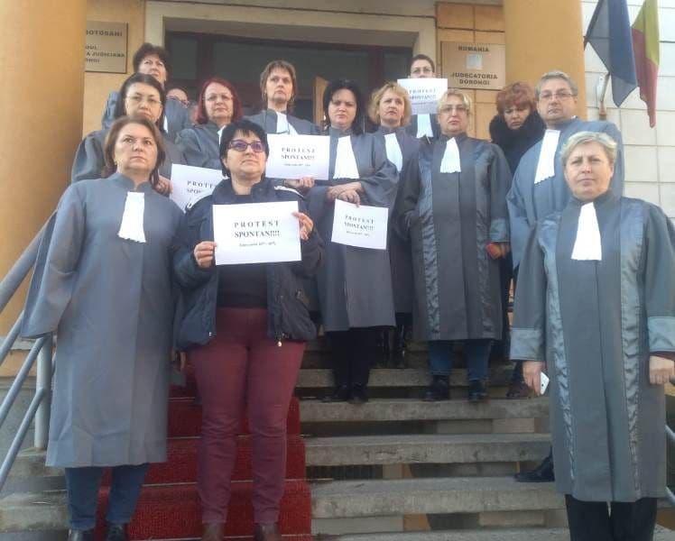 Protest spontan la Judecătoria Dorohoi. Grefierii au oprit astăzi lucrul