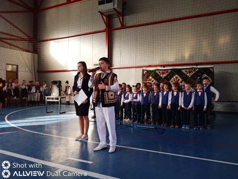 „Crăciunul copiilor” – sărbătorit la Școala Gimnazială „Mihail Kogălniceanu” Dorohoi! - FOTO