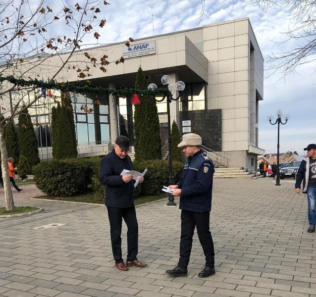 Poliţiștii din Dorohoi desfăşoară campania preventivă „Hoţii îţi invadează intimitatea” - FOTO