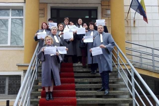 Un nou protest la Judecătoria Dorohoi. Grefierii au oprit și vineri lucrul - FOTO
