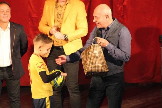 Copiii clubului ACS Juniorul Dorohoi premiați de Moș Crăciun la Sala Teatrului din Dorohoi - FOTO