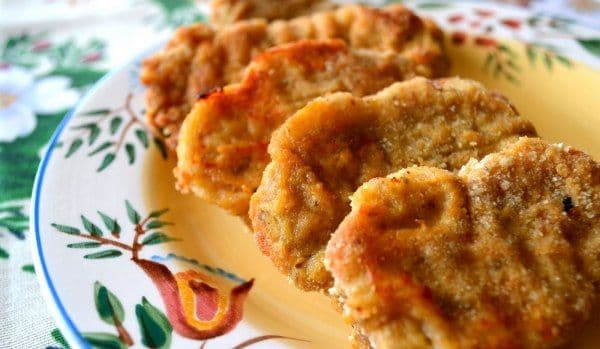 Cotlet de porc în crustă de pesmet - perfect pentru masa de Crăciun
