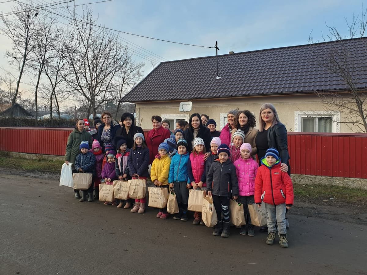 Zeci de copii din județ au primit cadouri de la femeile social-democrate - FOTO