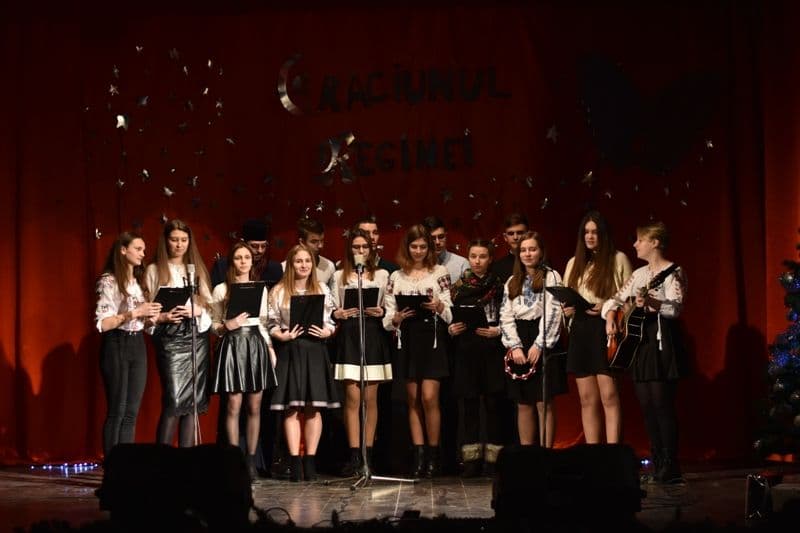 Crăciun la Liceul „Regina Maria” Dorohoi! Atmosfera de sărbătoare e în sufletul tinerilor - FOTO