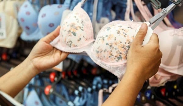 Cum ne poate îmbolnăvi purtarea unui sutien