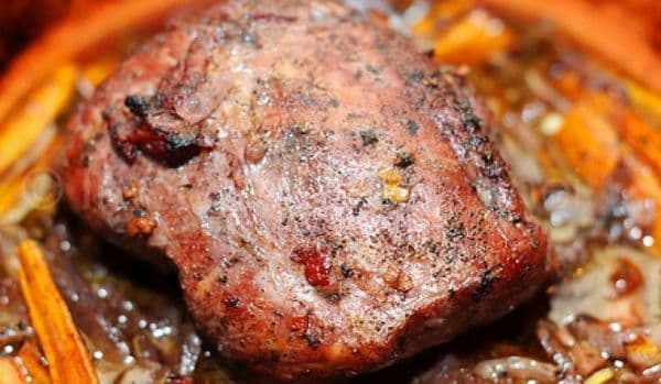 Friptură de porc cu sos de vin roșu