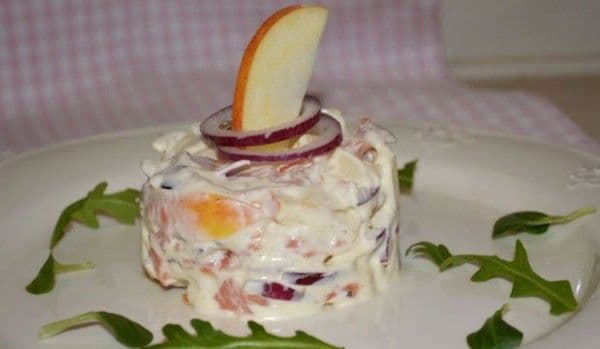Salată de mere cu somon afumat