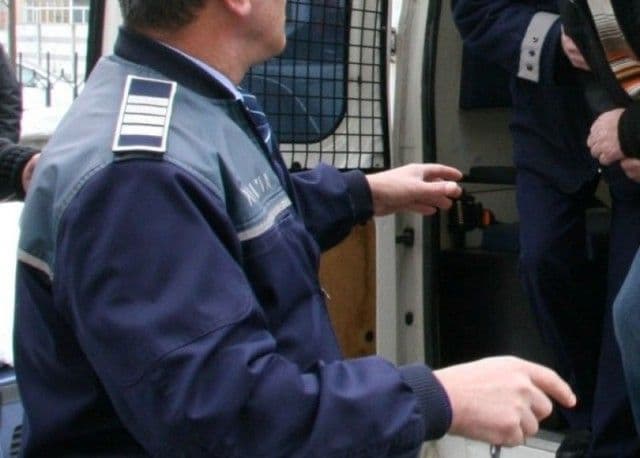 Tineri reținuți pentru 24 de ore după ce au bătut un agent de pază