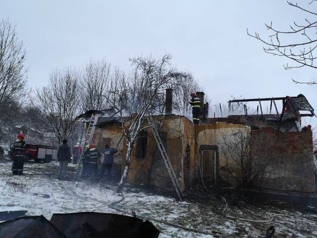 Clădire mistuită de flăcări la Hudești! Pompierii dorohoieni și dărăbăneni au intervenit pentru stingere - FOTO
