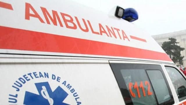Tânără din Dorohoi ajunsă la spital după ce mașina în care se afla a intrat într-un podeț