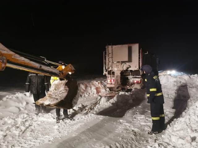 Nouă persoane rămase înzăpezite pe un drum din județul Botoșani au fost evacuate de autorități - FOTO