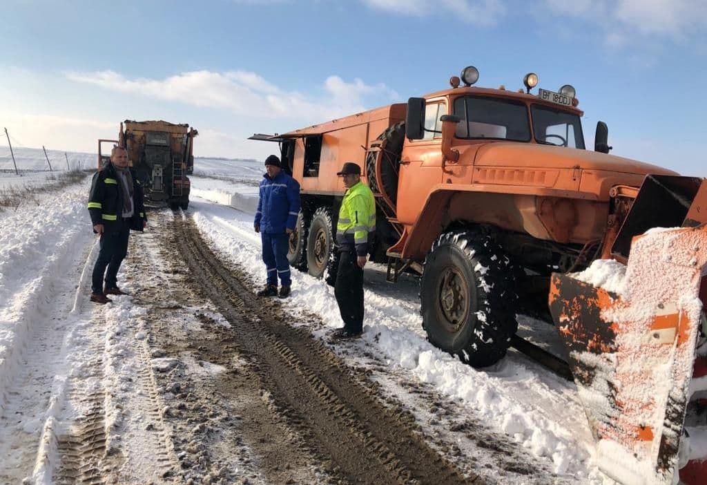 Un drum județean, blocat de zăpadă, a fost deschis circulației - FOTO