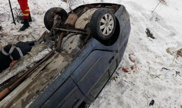 Tânără din Dorohoi ajunsă la spital după ce s-a răsturnat cu mașina