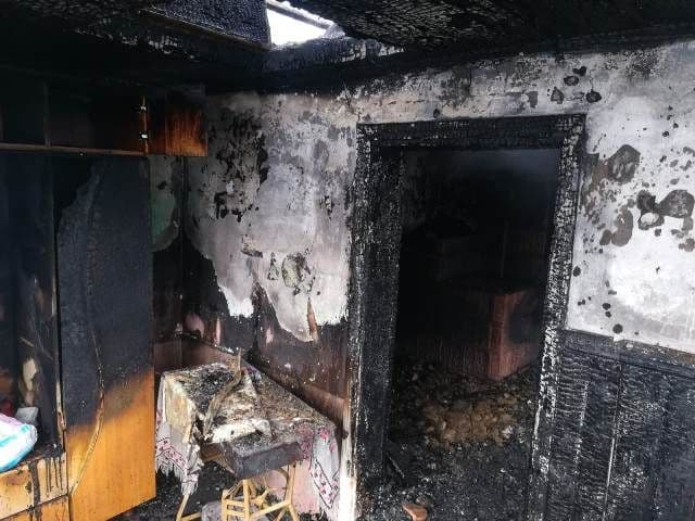 Incendiu în ajun de an nou! Casă cuprinsă de flăcări din cauza unui jar căzut din sobă - FOTO