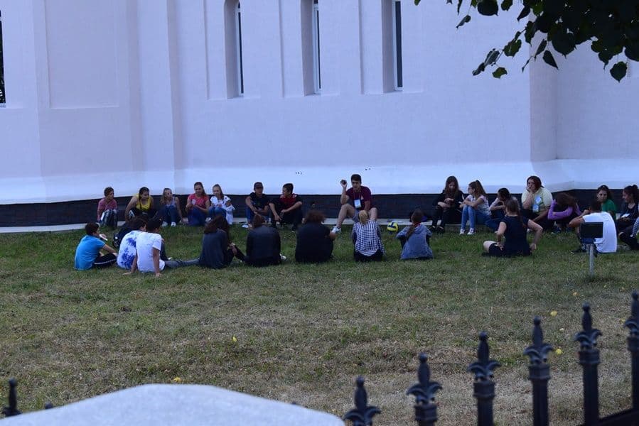 pridvorul satului 03