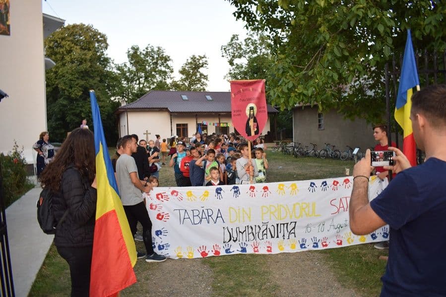 pridvorul satului 16