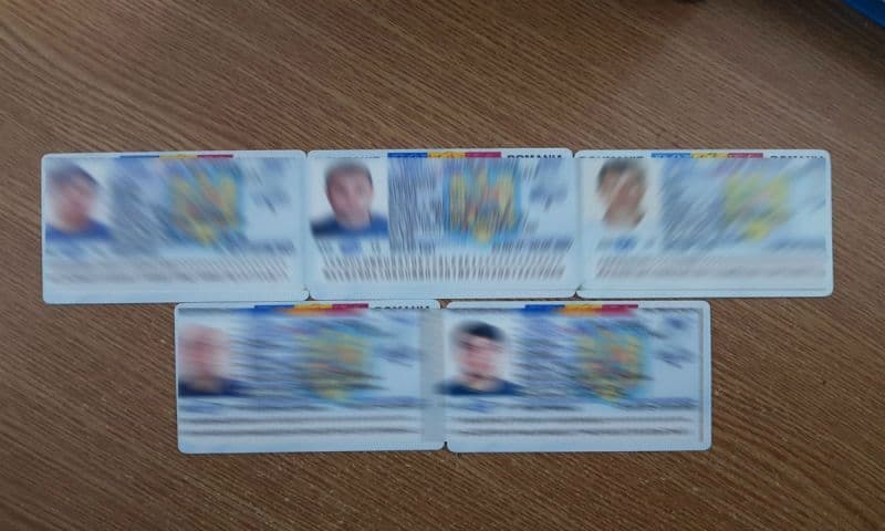 Cărţi de identitate false descoperite la controlul de frontieră3