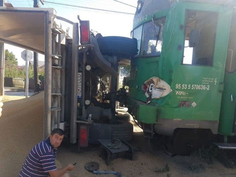 camion lovit de tren 03