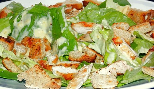 Salată Caesar cu sos de iaurt