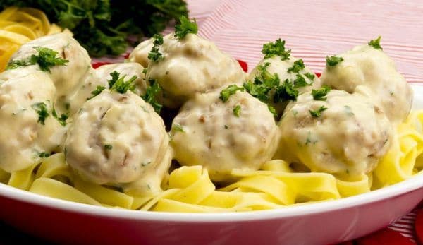 Tagliatelle cu chifteluțe în sos