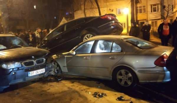 Accident ca în filme : Patru mașini avariate și doi tineri reținuți