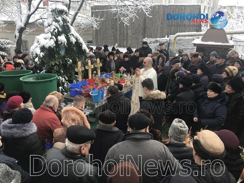 Sute de credincioși din Dorohoi au primit agheasma mare de Bobotează - FOTO