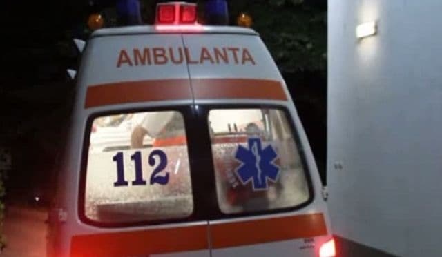 Tânăr transferat la Iași după ce a fost acroșat de o mașină la Mihăileni