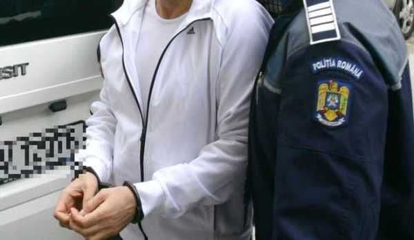 Adolescent reţinut 24 de ore după ce a agresat o tânără de 20 de ani