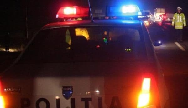 Șofer beat urmărit de polițiștii rutieri și cei de frontieră după ce a lovit un pieton și a părăsit locul accidentului