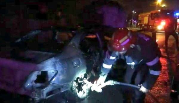 Autoturism distrus de flăcări în curtea unei spălătorii