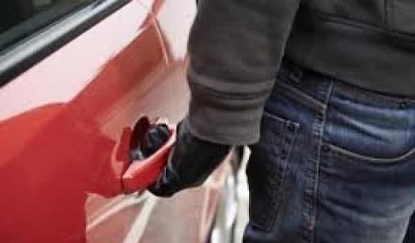 Adolescentul care a furat o mașină în noaptea de revelion, a fost reținut