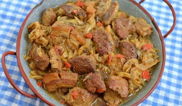 Mâncare de varză acră cu carne de porc
