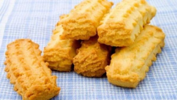 Biscuiţi de casă şpriţaţi
